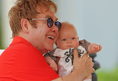 Elton John quer saber quem é o pai biológico de seu filho OFuxico