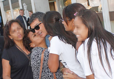 Antonio Banderas é agarrado por fãs na saída de restaurante - OFuxico