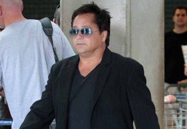 Cantor Leonardo desembarca no aeroporto de Congonhas - OFuxico
