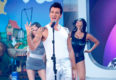 Rodrigo Faro como Ricky Martin - Foto: Reprodução