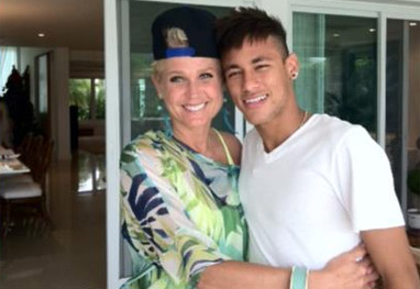 Xuxa entrevista Neymar e coloca boné dele na cabeça - OFuxico