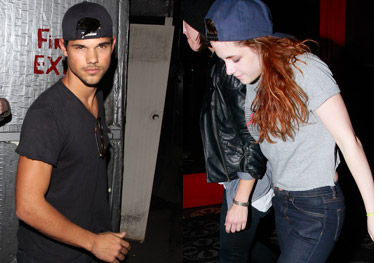 Na Ausencia De Robert Pattinson Kristen Stewart Se Diverte Com Taylor Lautner O Fuxico