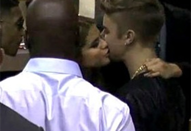 Justin Bieber E Selena Gomez Dao Beijinho No Rosto Durante Premio