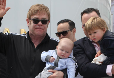 Elton John Chega A Veneza Com Seus Filhos OFuxico