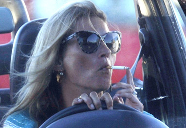 Sem maquiagem, Kate Moss é clicada fumando na frente de