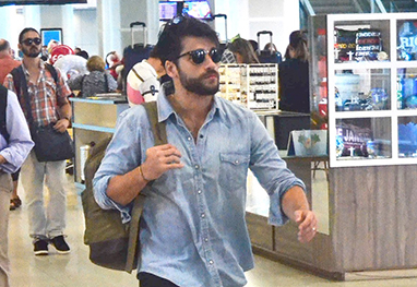 De cabelo novo, Bruno Gagliasso exibe óculos estiloso em aeroporto - Quem