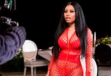 Com roupa transparente Nicki Minaj convida fãs para ver seu vídeo promocional OFuxico