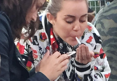 Miley Cyrus é clicada fumando cigarro suspeito; veja fotos