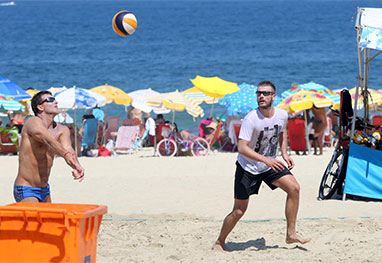 EGO - Fernanda Lima joga vôlei com Rodrigo Hilbert em praia do Rio -  notícias de Praia