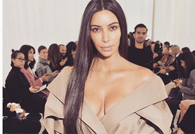 Kim Kardashian Aposta No Decote Generoso Em Paris Ofuxico