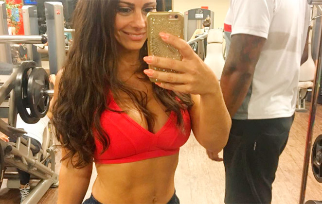 Viviane Araújo exibe barriga chapada em dia na academia Bora treinar OFuxico