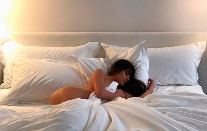 Nua Lea Michele sensualiza em foto na cama OFuxico