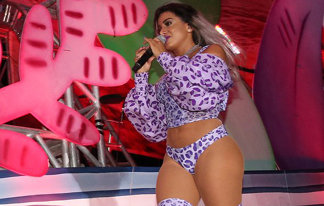 Anitta Rouba A Cena Com Corpão E Peruca De Ludmilla Em Show Ofuxico 6318