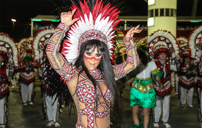 Viviane Araújo volta de índia e encanta Sambódromo de SP OFuxico