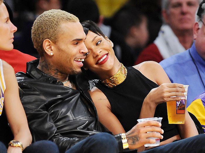 Chris Brown faz supostas referências a seu amor por Rihanna - OFuxico