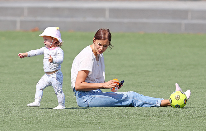 Filha De Irina Shayk Rouba A Cena Em Passeio. Dá Uma Olhada! - OFuxico