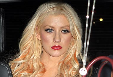 Molhada, Christina Aguilera sensualiza na web - OFuxico