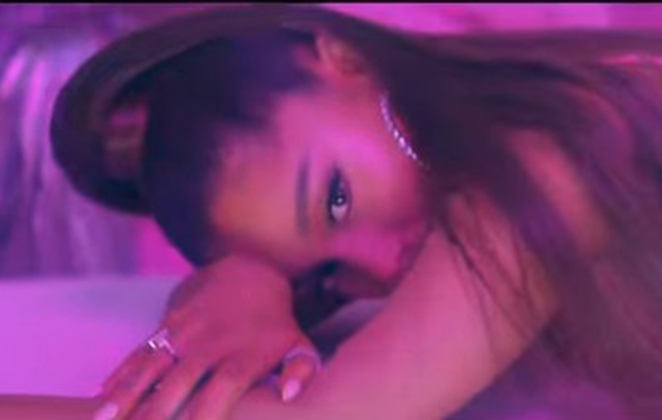 Ariana Grande faz tatuagem em japonês e erra (duas vezes)