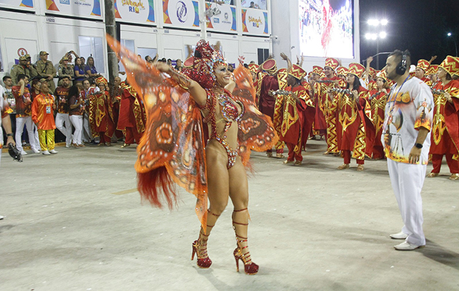 Viviane Araújo encanta a todos com seu samba no pé no Salgueiro OFuxico