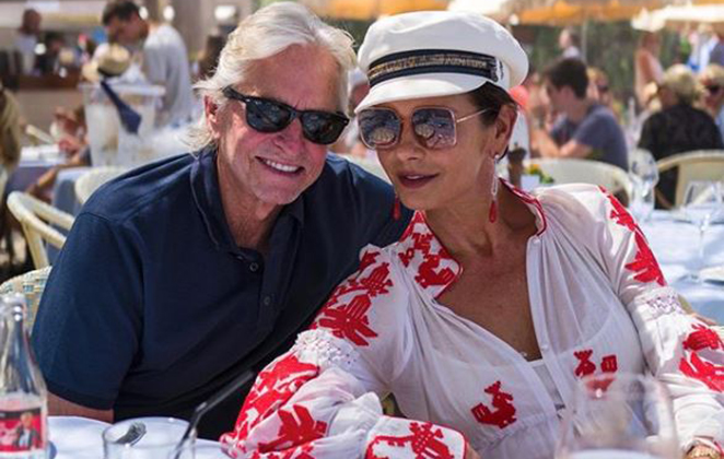 Michael Douglas e Catherine Zeta-Jones chegam a Nova York - OFuxico