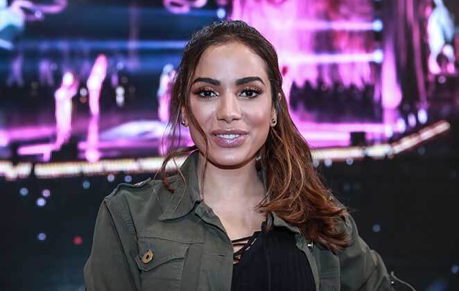 Anitta Causa Alvoroço Na Web Ao Posar Com Cobra Gigante Veja Ofuxico