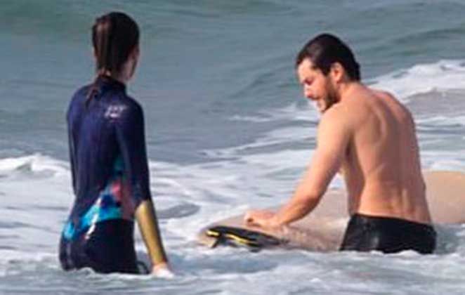 Camila Queiroz Aprende A Surfar Na Praia Com Klebber Toledo Ofuxico