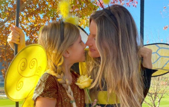 Gisele Bündchen faz meditação com a filha na praia OFuxico