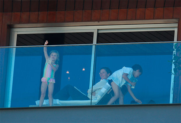 Gisele Bündchen e filhos na varanda de hotel no Brasil