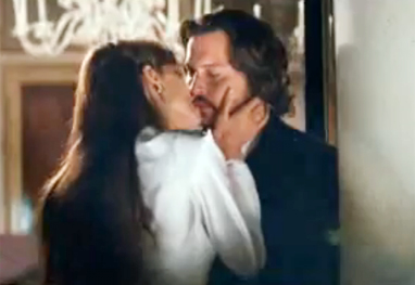 Angelina Jolie e Johnny Depp se beijando