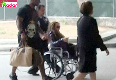 Mariah Carey aparece de cadeira de rodas em aeroporto