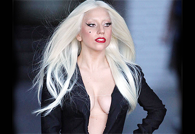 Lady Gaga abusa de decote e quase mostra os seios