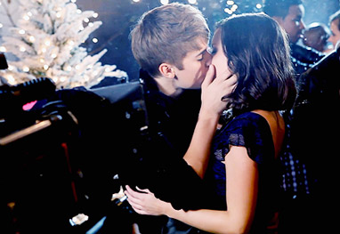 Justin Bieber beijando fã na boca
