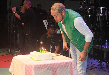 Belo ganha bolo de aniversário durante show em escola de samba