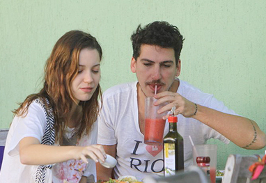 Nathalia Dill almoçando com o namorado, Caio Só