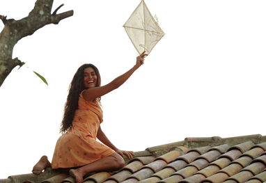 Juliana Paes na famosa cena de Gabriela, subindo no telhado para pegar uma pipa