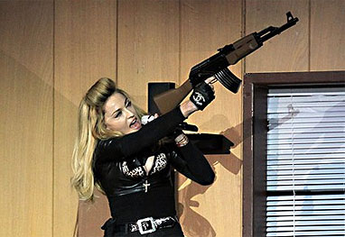 Madonna com uma metralhadora na mão