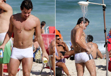 Thiago Martins toma ducha de sunga branca em praia do Leblon
