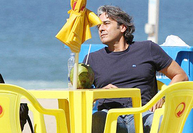 Alexandre Borges tomando água de coco na praia