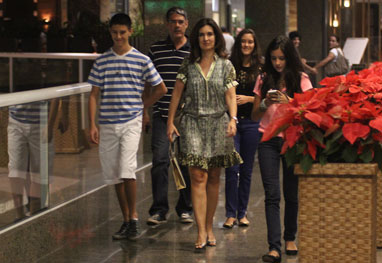 Fátima Bernardes com a família no shopping