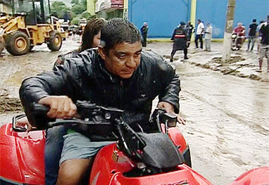 Zeca Pagodinho de triciclo, ajudando vítimas das enchentes