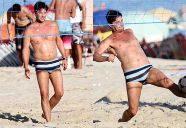 Marcelo Serrado joga futevôlei na praia