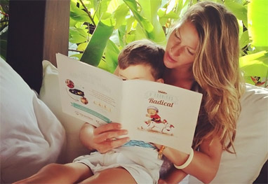 Gisele Bündchen lê um livro infantil para o filho Benjamin