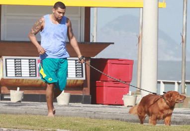 Naldo Benny passeando na praia com sua cachorra