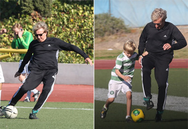 Rod Stewart jogando futebol com os filhos