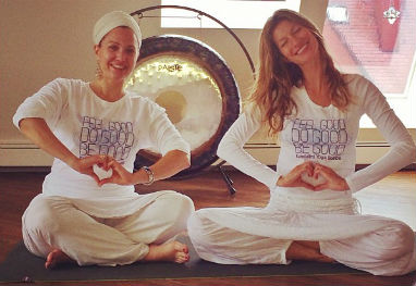 Gisele Bündchen pratica Yoga em clínica nos Estados Unidos