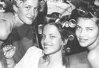 Gisele Bündchen, Alessandra Ambrósio e Adriana Lima aparecem em foto antiga