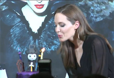 Angelina Jolie festeja seu aniversário na China e ganha bolo personalizado