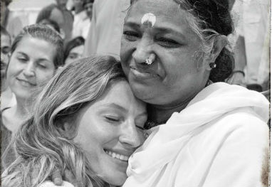 Gisele Bündchen abraça líder humanitária e ganha carinho