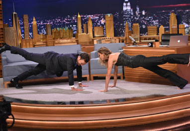 Gisele Bündchen dança com Jimmy Fallon no The Tonight Show