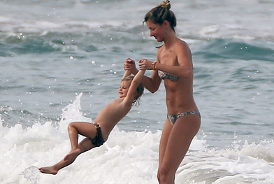 Gisele Bündchen se diverte com a família na praia